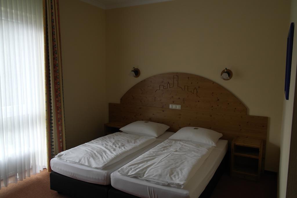 Hotel Pit Lane "Home Of Motorsport" Nurburg Room photo